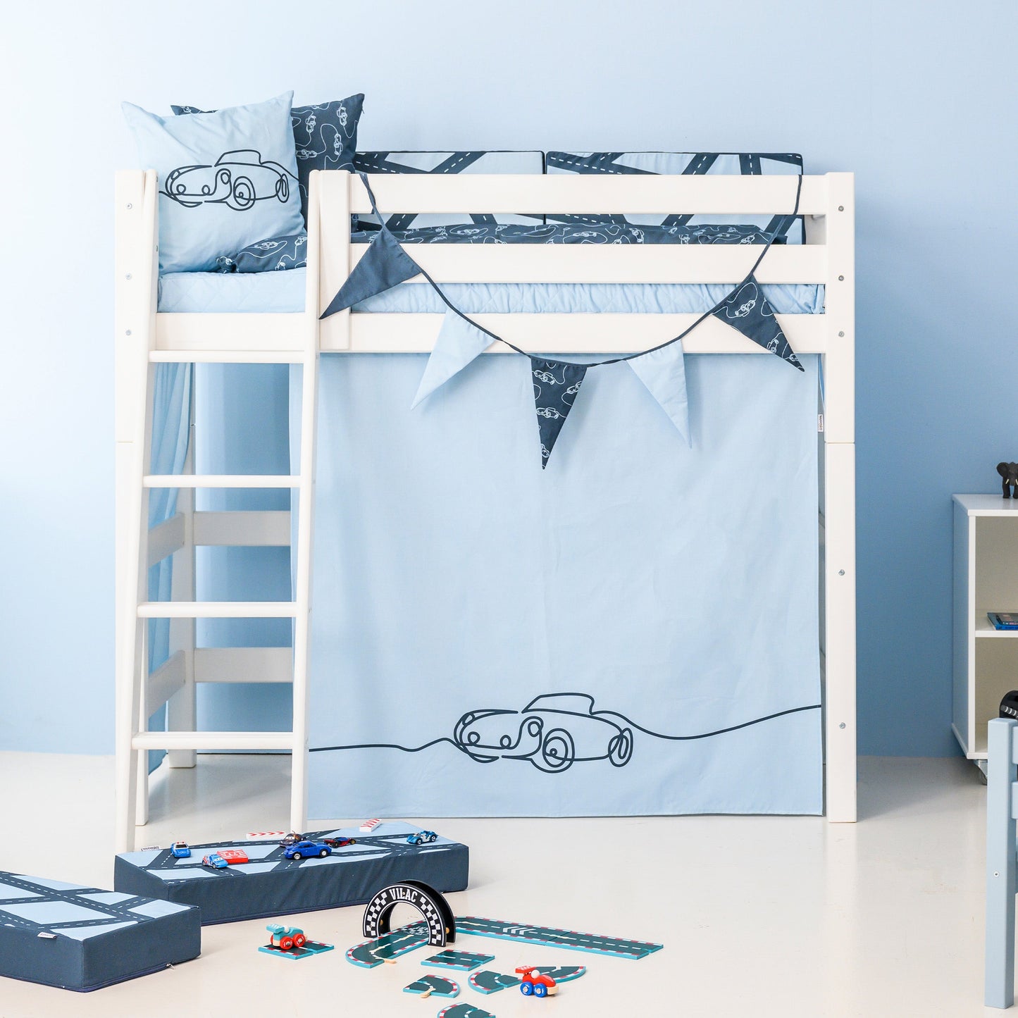 ECO Luxury Mid-High Bed with Cars Curtain from Hoppekids